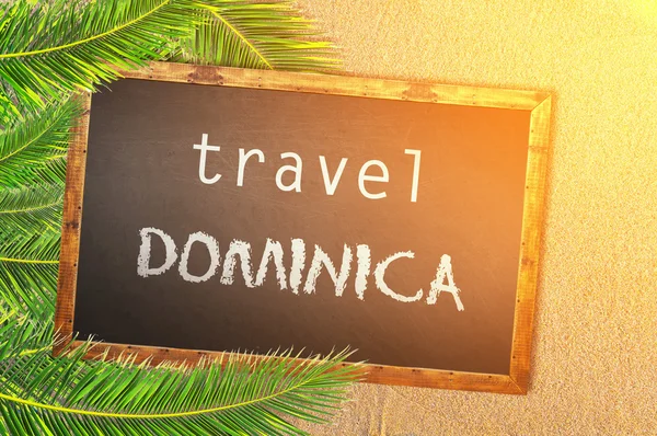 Viajar Dominica palmeras y pizarra en la playa de arena — Foto de Stock