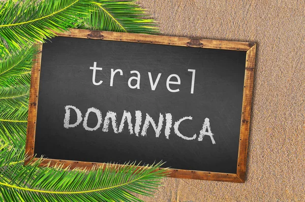 Viajar Dominica palmeras y pizarra en la playa de arena — Foto de Stock