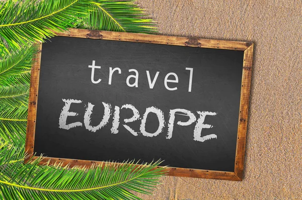 Cestování Evropa palem a tabuli na písečné pláži — Stock fotografie