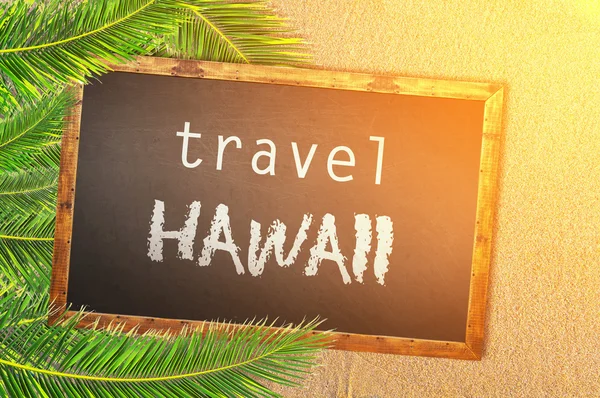 Viaje a las palmeras y pizarras de Hawaii en la playa de arena — Foto de Stock