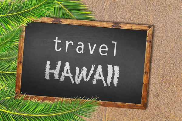 Viaje a las palmeras y pizarras de Hawaii en la playa de arena — Foto de Stock