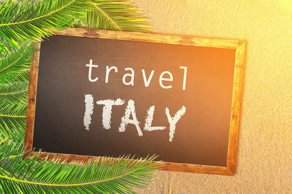 Cestování Itálie palem a tabuli na písečné pláži — Stock fotografie
