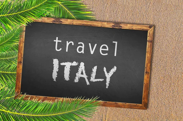 Cestování Itálie palem a tabuli na písečné pláži — Stock fotografie