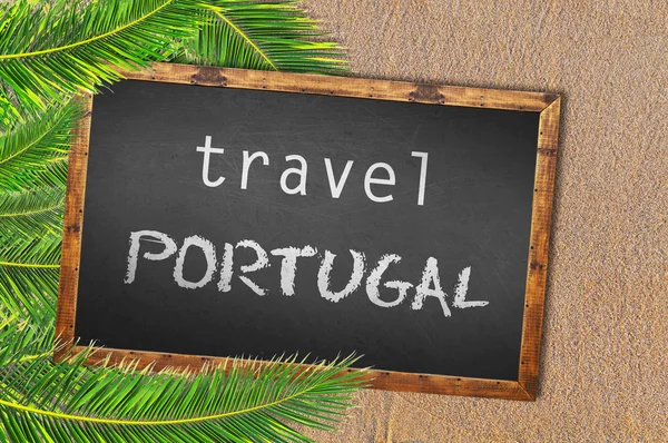 Viajar Portugal palmeras y pizarra en la playa de arena — Foto de Stock