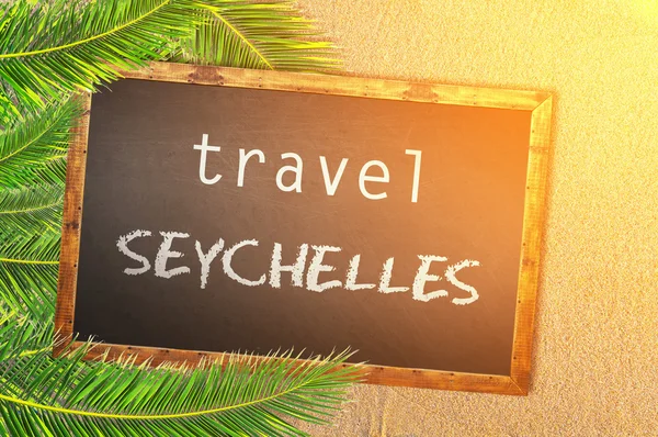 Cestovní Seychelské palmy a tabuli na písečné pláži — Stock fotografie
