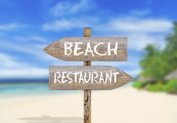 Segno di direzione in legno spiaggia o ristorante — Foto Stock