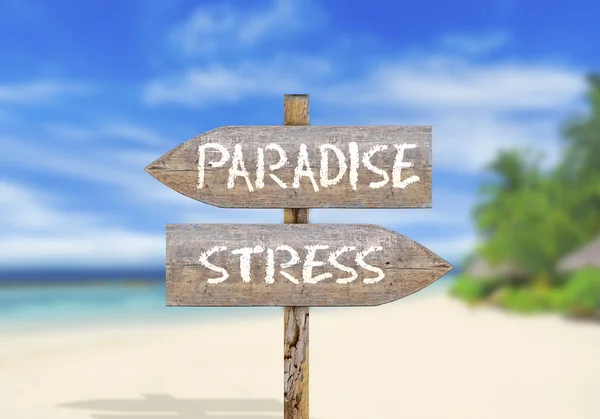 Дерев'яний знак напрямку рай або стрес — стокове фото