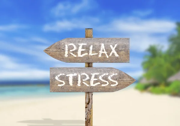 Segno di direzione in legno relax o stress — Foto Stock