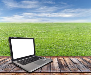 Ahşap Teras Pc ve çim 