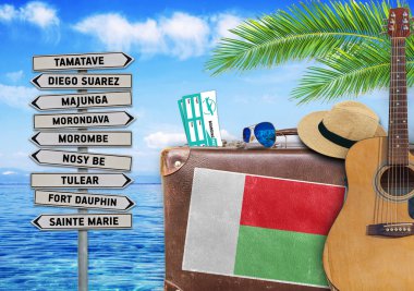 Eski bavul ve Madagaskar şehir işareti ile seyahat yaz kavramı