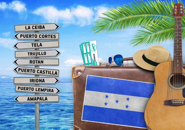 Begreppet sommaren reser med gammal resväska och Honduras staden tecken — Stockfoto