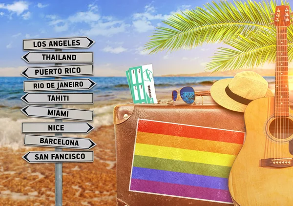 Concepto de verano viajando con maleta vieja y bandera LGBT — Foto de Stock