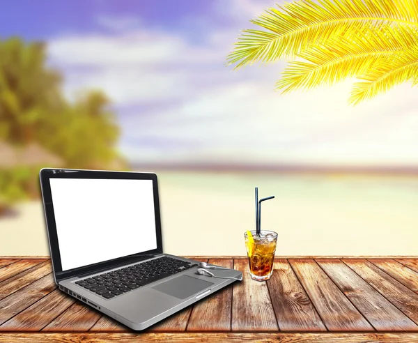 Екран ноутбука на дерев'яній лавці на пляжі — стокове фото