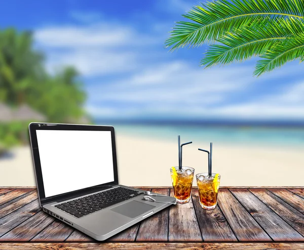 Ekran laptopa na drewnianej ławce na plaży — Zdjęcie stockowe