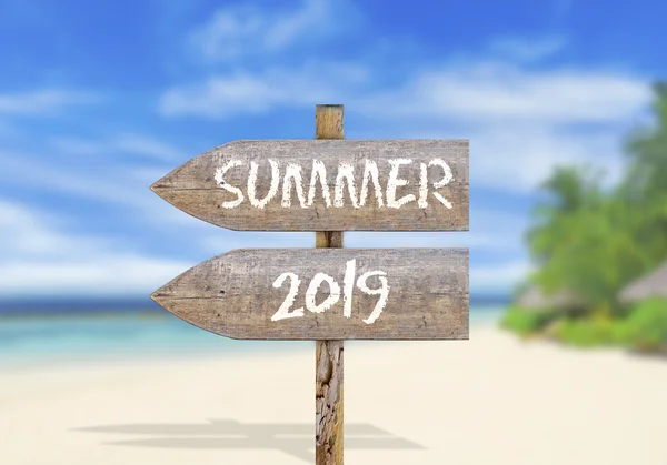 Holzwegweiser mit Sommer 2019 — Stockfoto