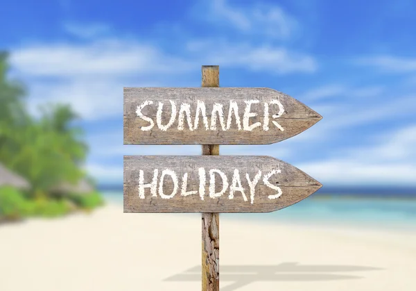 Yaz tatili ile ahşap yön işareti — Stok fotoğraf