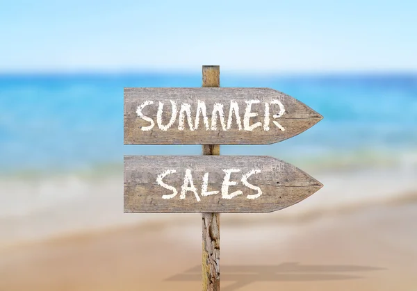 Trä riktning tecken med sommaren försäljning — Stockfoto