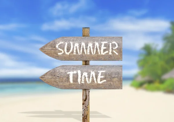 Wooden direction sign with summer time — Stock Photo, Image