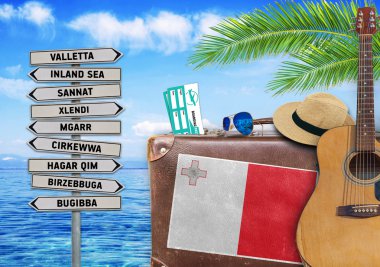 Eski bavul ve Malta şehir işareti ile seyahat yaz kavramı