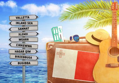 Eski bavul ve Malta şehir işareti ile seyahat yaz kavramı