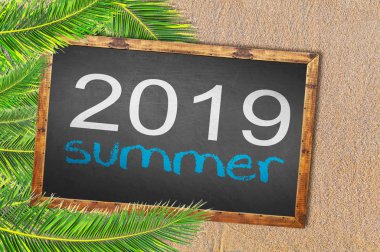 Palm ağaçlar ve 2019 yaz tahtaya yazılmış 