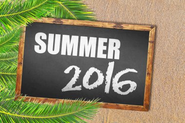 Palmiye ağaçları ve yaz tahtaya yazılmış 2016 