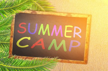 Palmiye ağaçları ve yazı tahtası üzerinde yazılı yaz kampı 