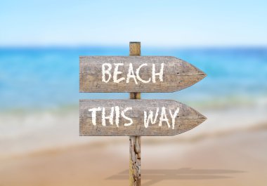 Ahşap yön işareti ile plaj bu şekilde