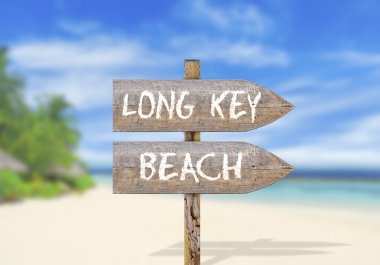 Ahşap yön işareti uzun anahtar plajı ile