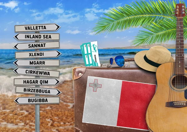 Concepto de verano viajando con maleta vieja y el cartel de Malta ciudad — Foto de Stock