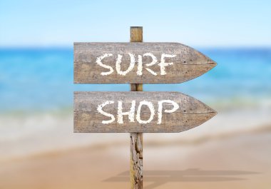 Ahşap yön işareti ile sörf dükkanı