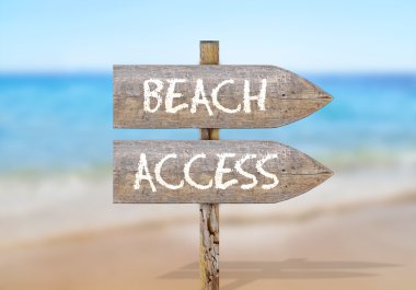 Ahşap yön işareti ile plaj erişim