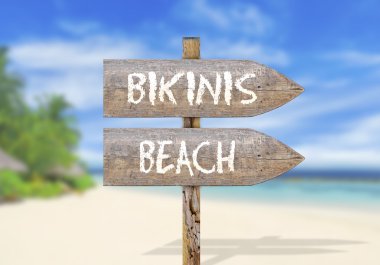 Ahşap yön işareti bikini plajı ile