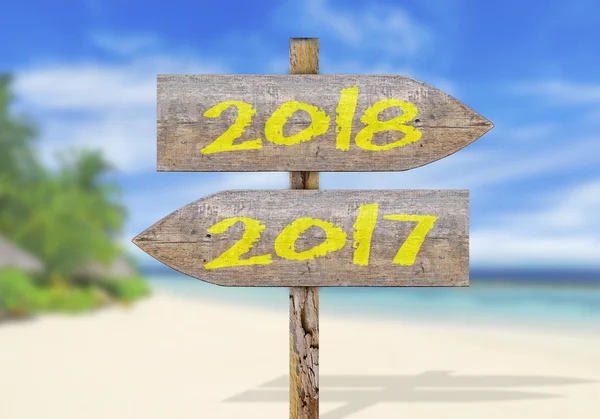 Holzwegweiser mit 2017 und 2018 — Stockfoto