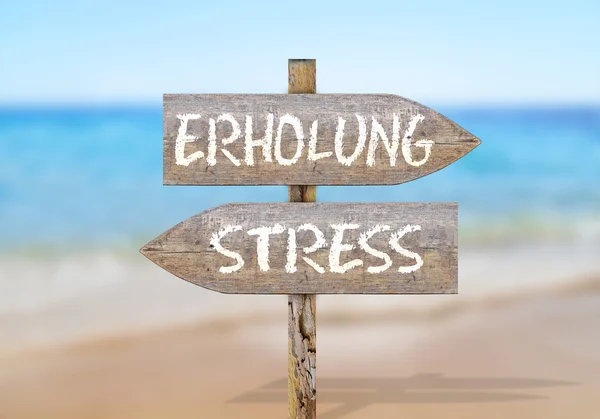 Señal de madera palabras estrés y Erholung, el estrés de traducción y relajación —  Fotos de Stock