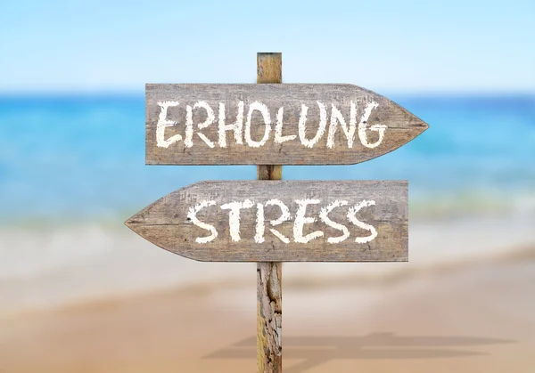 Parole segni in legno stress e Erholung, stress di traduzione e relax — Foto Stock