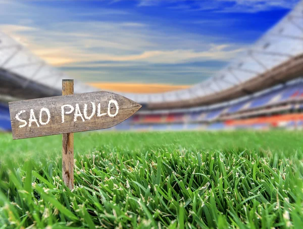 Fotbalový stadion s dřevěnými Sao Paulo znamení — Stock fotografie