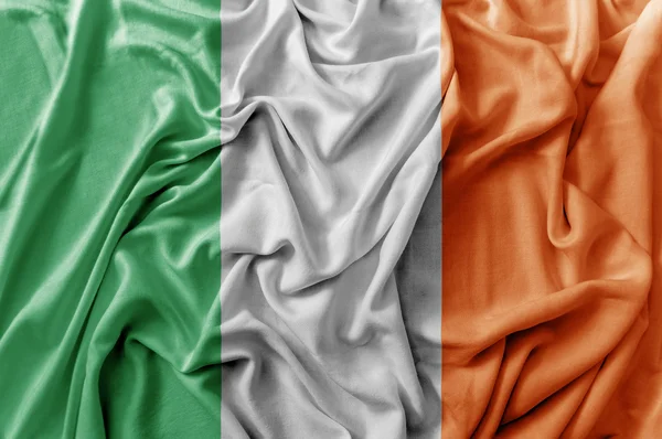 Ruffled agitant drapeau de l'Irlande — Photo