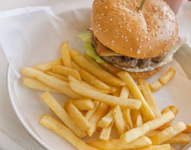 Hamburger marul, patates kızartması ve peynir ile