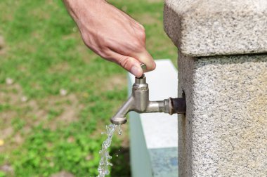 El su damla su dokunun park içinde açma