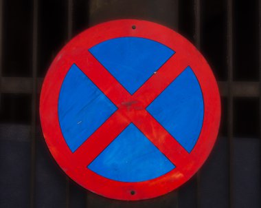 Park yeri yoktur ve hiçbir durdurma trafik işaretleri