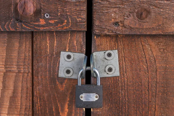Cerrado con candado en puerta de madera marrón — Foto de Stock