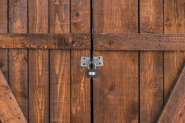 Üzerinde kahverengi ahşap kapı kilitli — Stok fotoğraf