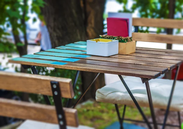 Mesa de madeira e cadeira no jardim do café — Fotografia de Stock