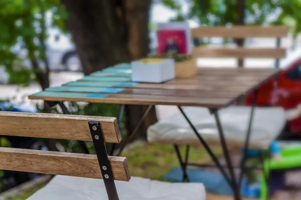 Mesa de madeira e cadeira no jardim do café — Fotografia de Stock