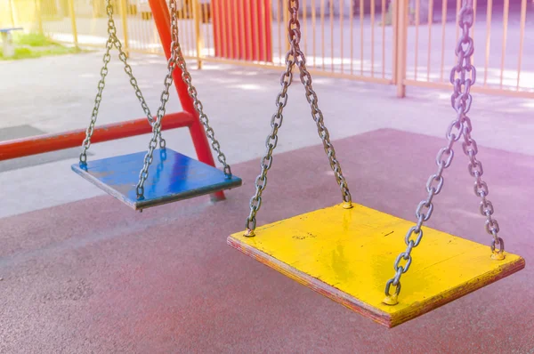 Leere Kettenschaukel auf Spielplatz dicht — Stockfoto