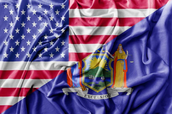 Ruffled ondeando la bandera de los Estados Unidos de América y Nueva York — Foto de Stock