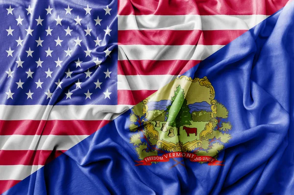 Zerzaust die Flagge der Vereinigten Staaten von Amerika und Vermont schwenkend — Stockfoto