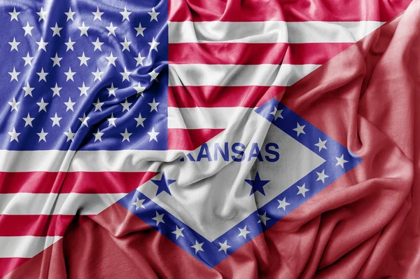 Zerzaust schwenken vereinigte staaten von amerika und arkansas fahne — Stockfoto