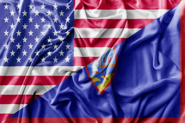 Zerzauste schwenkende Vereinigte Staaten von Amerika und Guam-Flagge — Stockfoto